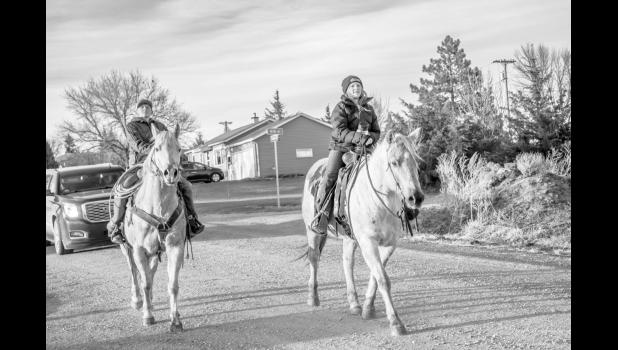 Mason and Madie Nix join the commemorative ride. Photo by Barb Hockenbary Photography